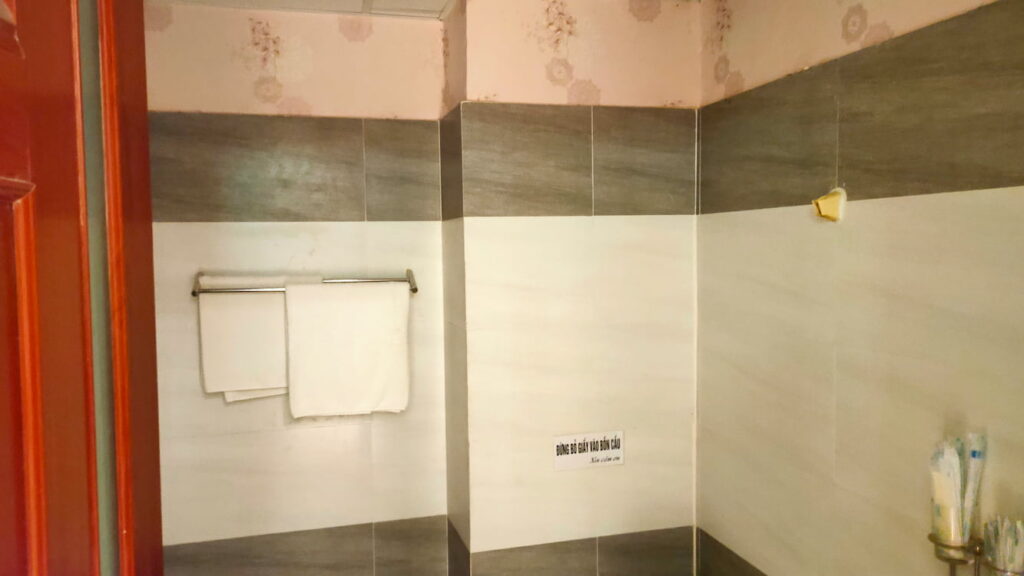 Không gian của nhà tắm phòng 800k một khách sạn ở quận Tân Phú